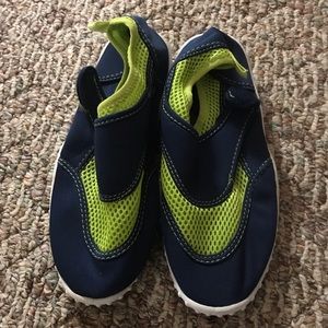 Kids water shoes size 4/5